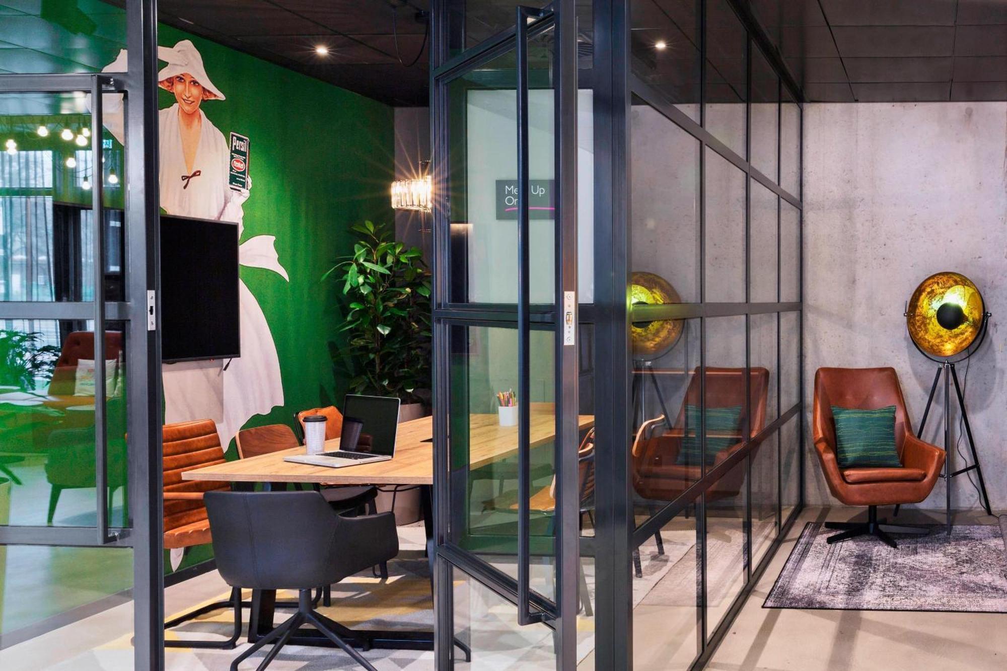Moxy Duesseldorf South Hotel Екстериор снимка