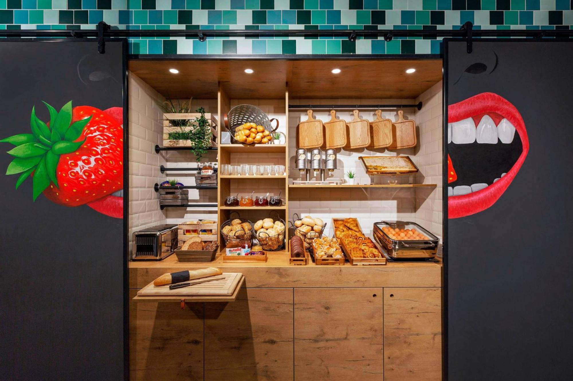 Moxy Duesseldorf South Hotel Екстериор снимка