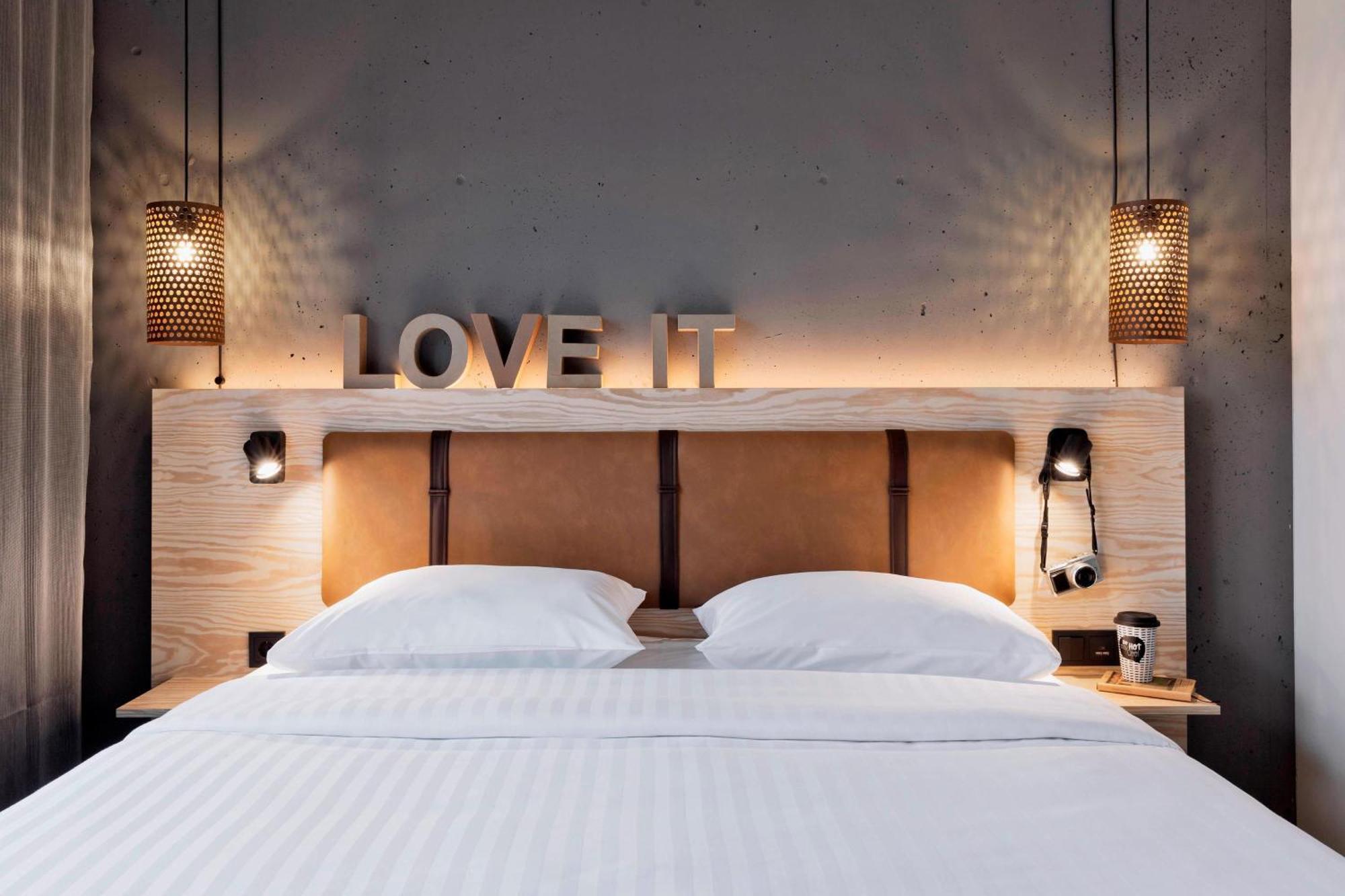 Moxy Duesseldorf South Hotel Екстериор снимка