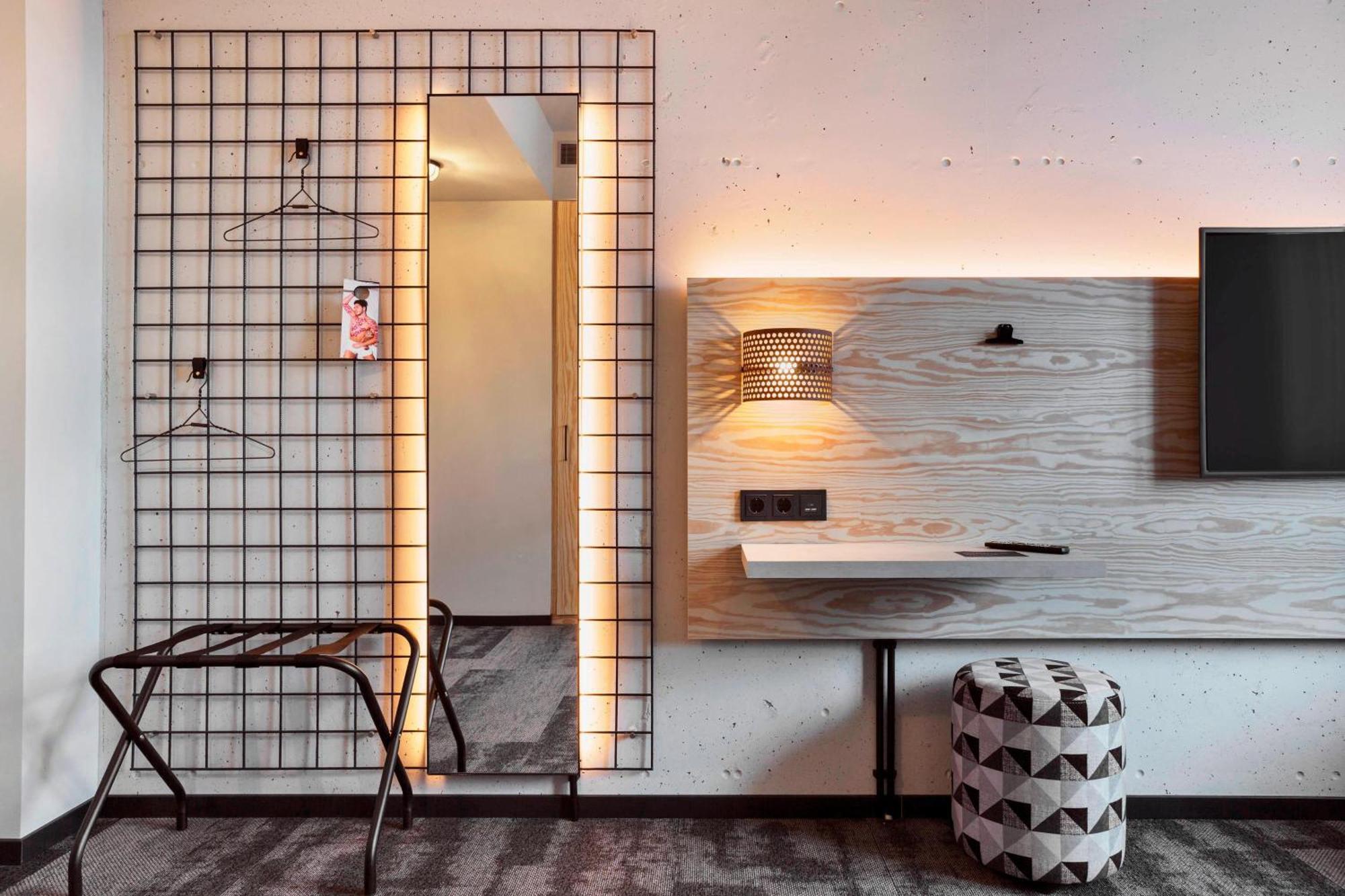 Moxy Duesseldorf South Hotel Екстериор снимка