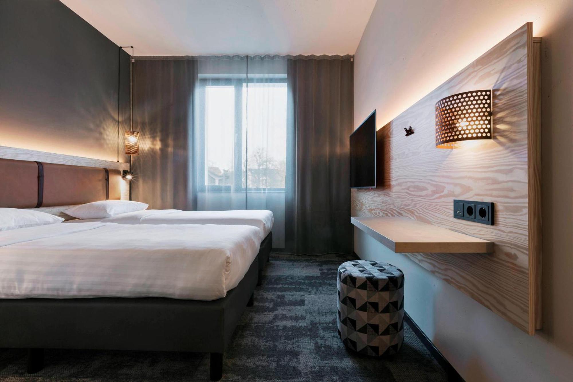 Moxy Duesseldorf South Hotel Екстериор снимка