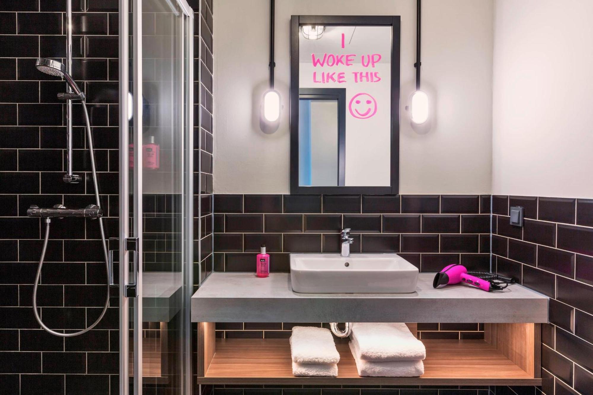 Moxy Duesseldorf South Hotel Екстериор снимка